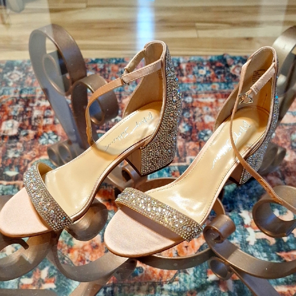 Betsey Johnson Sz 7.5 Elegant Rhinestone Embellished Nude Heels